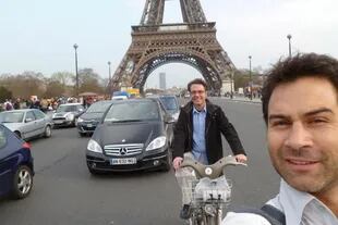 Octavio, en primer plano; Gabriel, detrás paseando por Paris