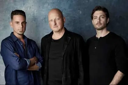 El director Dan Reed (en el centro) junto a Wade Robson y James Safechuck quienes aseguran, en el documental Leaving Neverland, haber sido abusados por el astro del pop