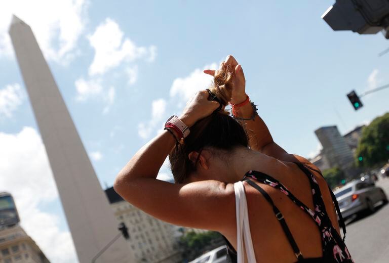 In the city of Buenos Aires, photos of the hottest day on record.  Obelisco Area Photo: Maximiliano Amina