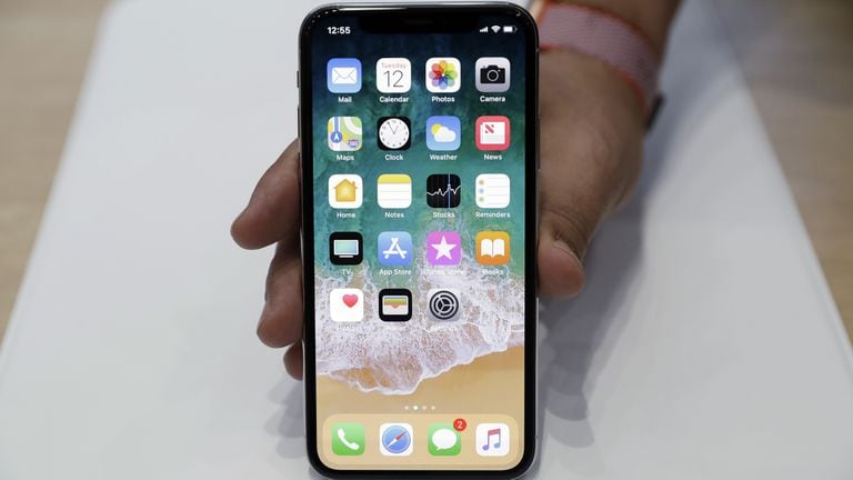 En su primer día de lanzamiento, el iPhone X tuvo problemas de stock y demoras en la entrega de los pedidos anticipados del smartphone de Apple