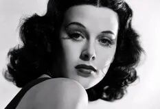 Su marido la tuvo secuestrada, brilló en Hollywood y anticipó el Wi-Fi: la vida secreta de Hedy Lamarr