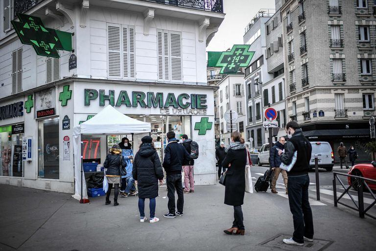Colas para testearse en París. (Photo by STEPHANE DE SAKUTIN / AFP)