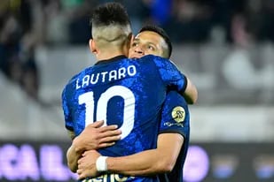 Lautaro Martínez festeja con Inter en la lucha mano a mano con Milan