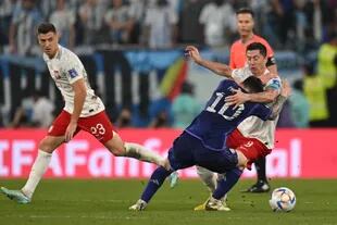 El delantero argentino Lionel Messi y el delantero polaco Robert Lewandowski luchan por el balón, durante el partido de fútbol del Grupo C de la Copa Mundial de Qatar 2022