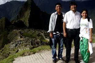 Evo Morales, juntos a sus dos hijos, ahora de 24 y 25 años