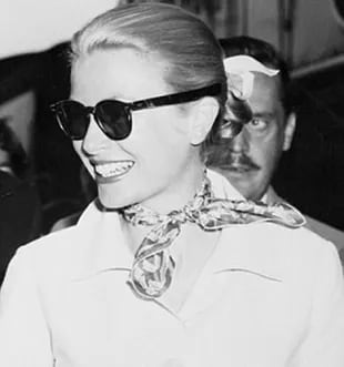 Grace Kelly, con el pañuelo de seda estampado de la colleción Flora, la firma en los años 50 desarrollo una línea inspirada en la estrella de Hollywood, devenida princesa