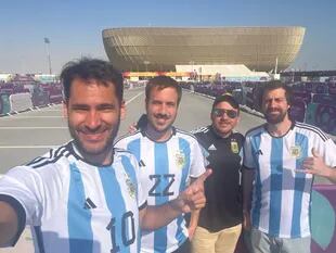 Quique con su grupo de amigos argentinos en Qatar