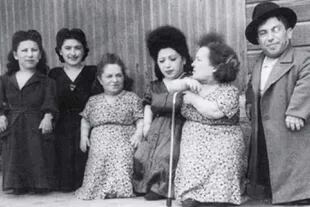 De izquierda a derecha: Elizabeth, Perla, Rozika, Frieda, Franziska y Avram