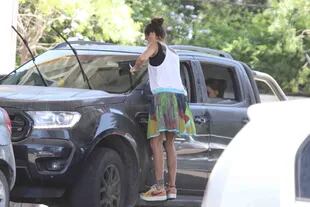 La actriz se bajó del auto y, valiéndose de agua y un secador de mano, limpio el parabrisas de su camioneta