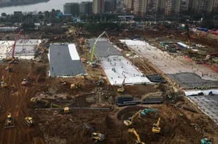 Las autoridades chinas construyeron en solo días un nuevo hospital para atender la crisis