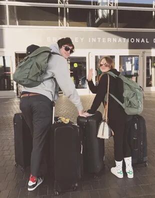La primera foto de la pareja a punto de tomar un vuelo hacia Australia, donde ella conocería a toda la familia de su novio