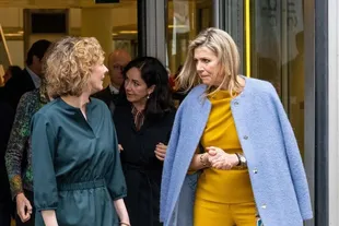 Máxima de Holanda vistió un conjunto de pantalón y cuerpo en amarillo mostaza de la marca Natan y un abrigo azul de corte oversize de la misma firma (Crédito: Instagram/@queenmaxima)