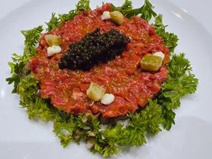 En su otro restaurante, Mercado de Liniers, el chef Liporace ofrece un tartar de lomo con 50 gramos caviar por $20.000.