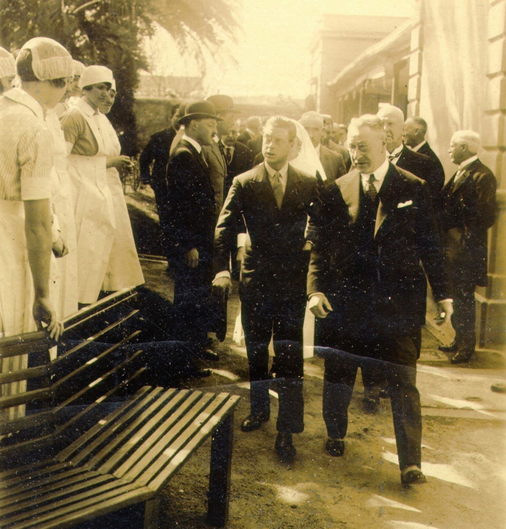 El príncipe de Gales, Eduardo de Windsor, visitó el Hospital Británico en 1925.