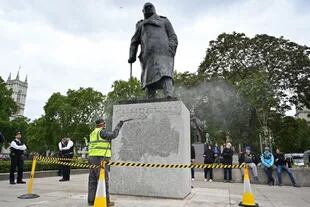 Durante la multitudinaria manifestación de solidaridad por la muerte de George Floyd en Estados Unidos, se vandalizaron distintas estatuas emblemáticas en el mundo