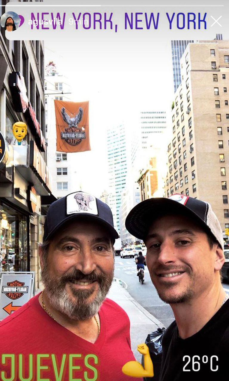 Daniel Vila junto a su hijo Agustín, caminando por las calles de Nueva York