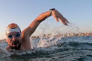 Matías Ola, el nadador que une los océanos del mundo y enfrenta a los tiburones