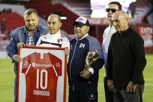 Emoción pura: Bochini, Bertoni y todo Independiente, en el tributo a Maradona