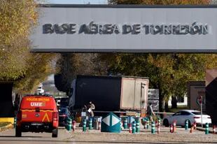 La policía militar monta guardia en la entrada principal de la base del ejército del aire español, en Torrejón de Ardoz, cerca de Madrid, el 1 de diciembre de 2022, después de que las fuerzas de seguridad españolas encontraran un paquete "sospechoso", un día después de que explotara una carta bomba en la embajada de Ucrania en la capital española.