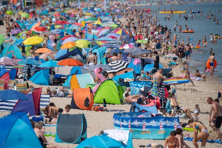 Una multitud en la playa del Mar Báltico cuando las temperaturas alcanzan los 30 grados, Mecklenburg-West Pomerania, el 19 de julio de 2022