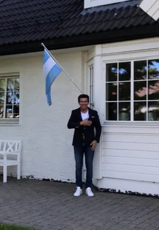 En las fechas patrias, Ricardo exhibe con orgullo la bandera argentina en su hogar en Noruega.