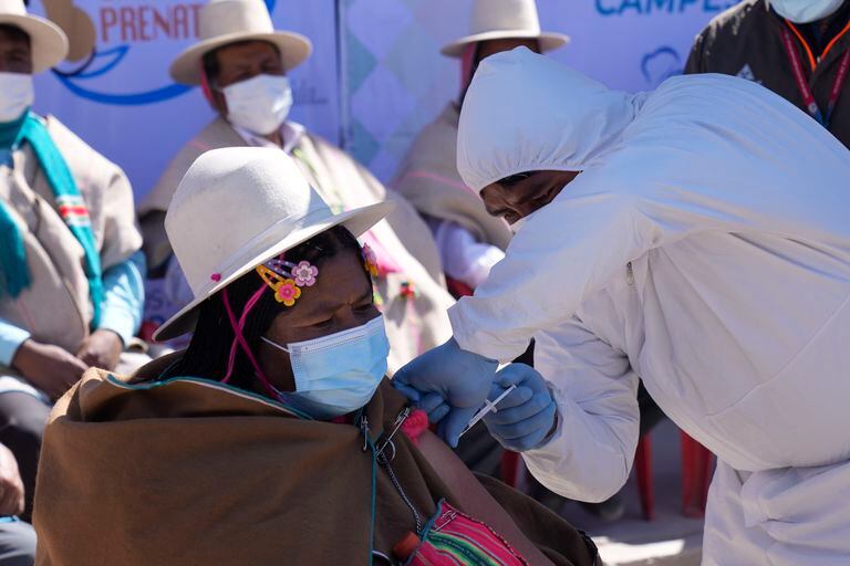 Una residente es vacunada con una dosis de Sinopharm durante una campaña de vacunación dirigida a la comunidad indígena Uru Chipaya, en Chipaya, Bolivia, el viernes 23 de julio de 2021. 