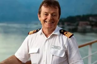 Después de haber trabajado como animador a bordo de cruceros durante muchos años, el guitarrista Moss se convirtió en director de cruceros.