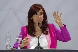Cristina Kirchner criticó duramente el rumbo económico y minimizó el poder del Presidente