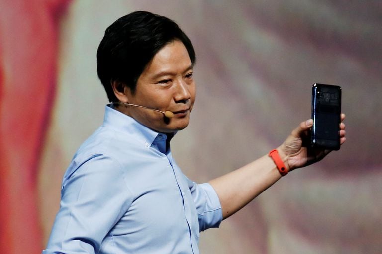Lei Jun con un Xiaomi Mi 8 en la mano