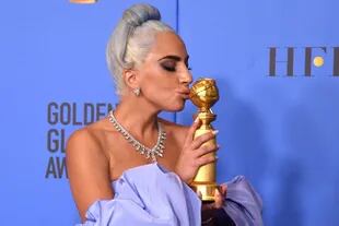 Lady GaGa, feliz con su primer premio de la noche 
