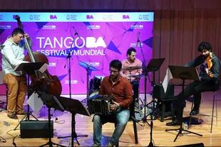 El contrabajista Juan Pablo Navarro presentó su nuevo disco, con su grupo, en el Festival de Tango
