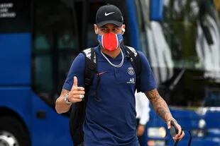 El delantero brasileño del Paris Saint-Germain, Neymar, llega al hotel del equipo en Lisboa 
