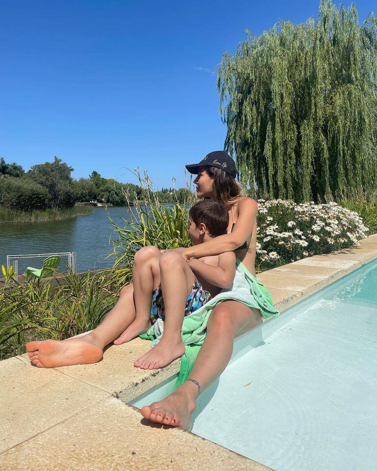 Jimena Barón disfruta del verano con su hijo Morrison en la pileta