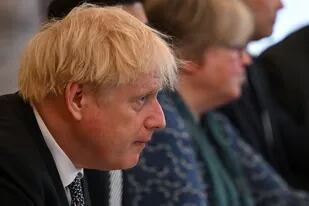 Boris Johnson, cada vez más solo: admitió un error en un escándalo y renunciaron dos ministros