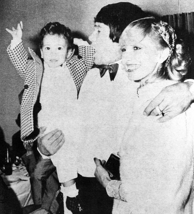 Monzón y Alicia Muñiz, con su pequeño hijo, Maximiliano