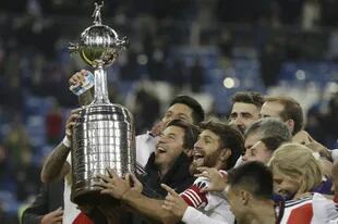 Leonardo Ponzio recibe la Copa Libertadores junto a Gallardo, en Madrid