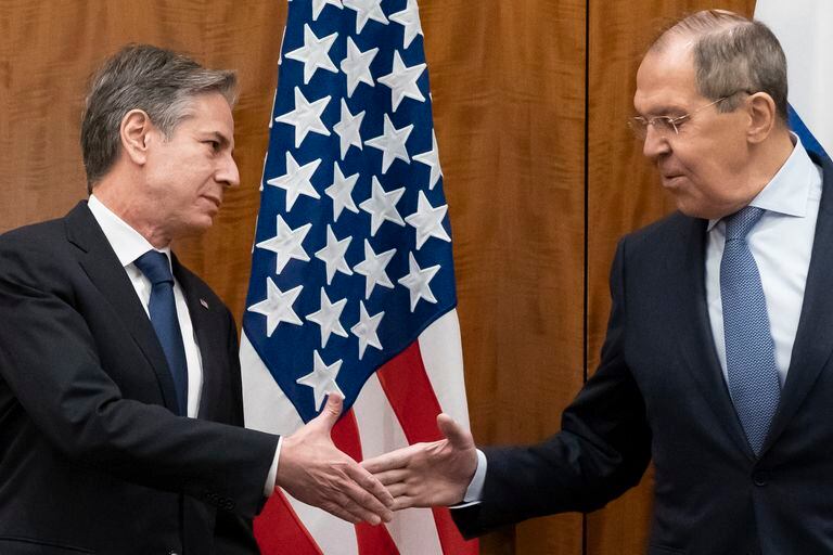 El secretario de Estado de EEUU Antony Blinken con el canciller ruso Serguei Lavrov en Ginebra el 21 de enero de 2022.  
