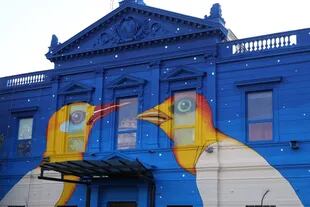 La fachada del Centro Cultural Recoleta, intervenida con obras de Renata Schussheim