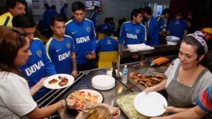 Los jugadores de Boca hacen filan en el buffet