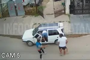 Video: una niña quedó atrapada en un auto en medio de un robo en Laferrere