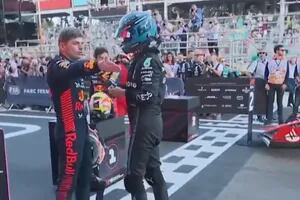 La tensa discusión entre Verstappen y Russell por un toque que perjudicó al campeón