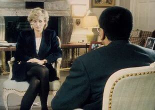 Martin Bashir entrevista a la princesa Diana en el palacio de Kensington.  (Corbis/Corbis via Getty Images)