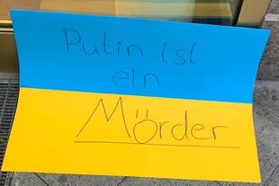 "Putin es un asesino", reza uno de los tantos carteles de apoyo a Ucrania que son los que más se ven en Nuremberg.