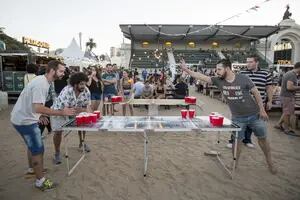 Beer pong: el juego que combina cerveza y puntería es furor en Buenos Aires