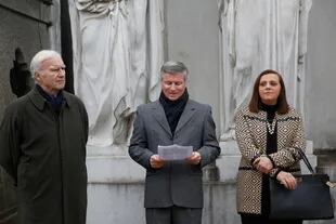 Juan Eduardo Fleming, Julio César Saguier y Gabriela Mirande Lamédica, hoy durante el homenaje.