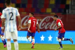 Alexis Sánchez festeja con Gary Medel su gol, que significó el 1-1 de Chile frente a la Argentina en el estadio Madre de Ciudades, de Santiago del Estero.