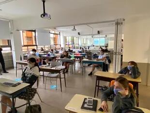 Distancia y ventilación cruzada, con el foco puesto en los protocolos dan clases en el colegio porteño Islands International School