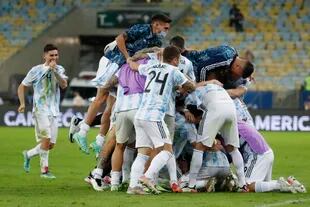 Los jugadores argentinos celebran en pleno césped del Maracaná el título de la Copa América luego del 1-0 ante Brasil.