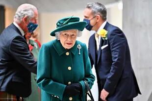 Isabel II llegando al Parlamento Escocés