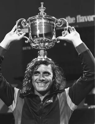 Una imagen icónica: Vilas y el tradicional trofeo como campeón del US Open